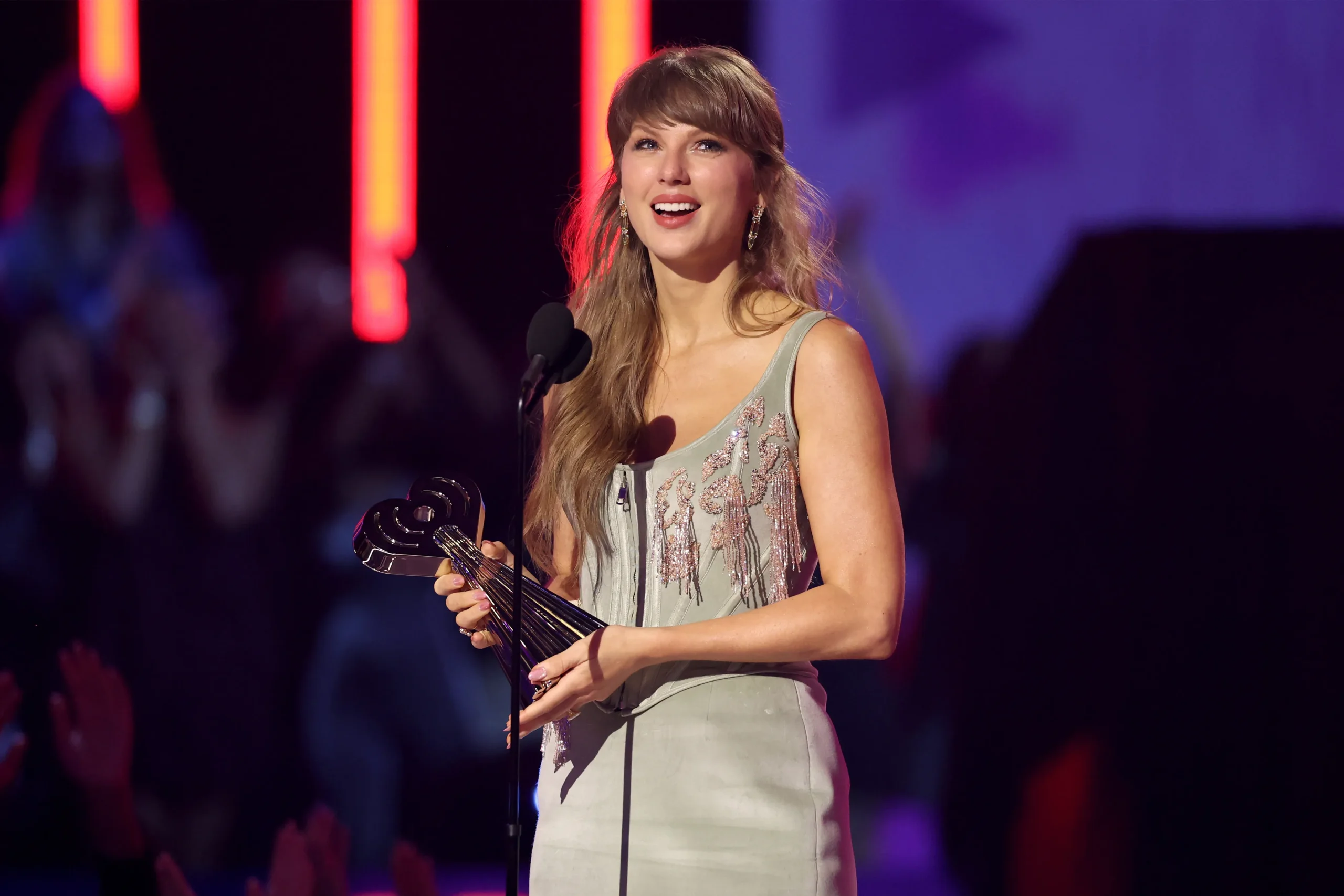 Taylor Swift performing